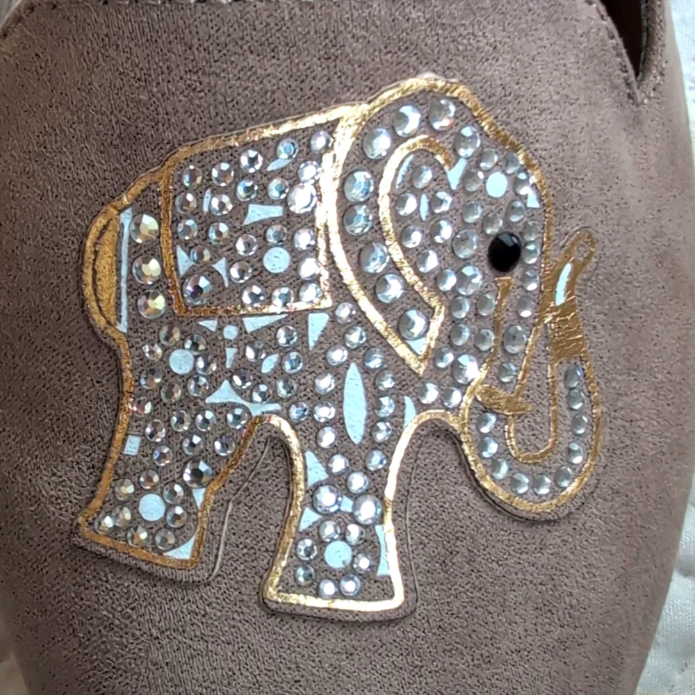 C'est 1946 Taupe Gray Suede Flats Sz 8, Rhinestone Elephant Accents, Like New - Picture 8 of 8